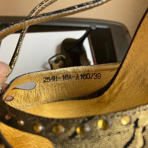 Súper cute, gold, party shoes. Perfect for New Year party 🎉 🎉 🎉 - Picture 4 of 5